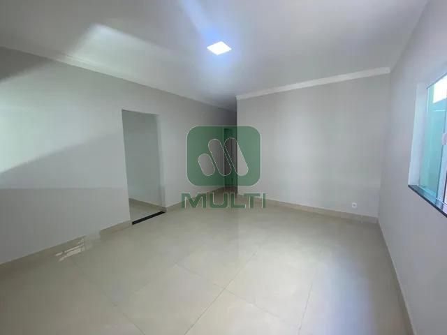 Casa à venda com 3 quartos, 218m² - Foto 2