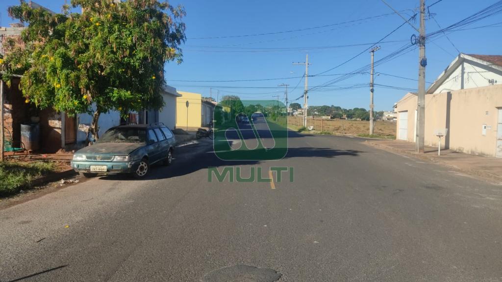 Terreno à venda com 1 quarto, 1800m² - Foto 2