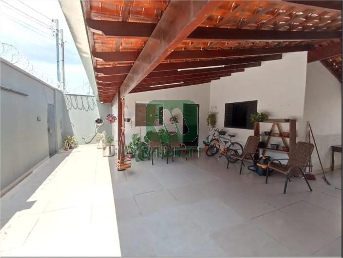 Casa à venda com 3 quartos, 131m² - Foto 1