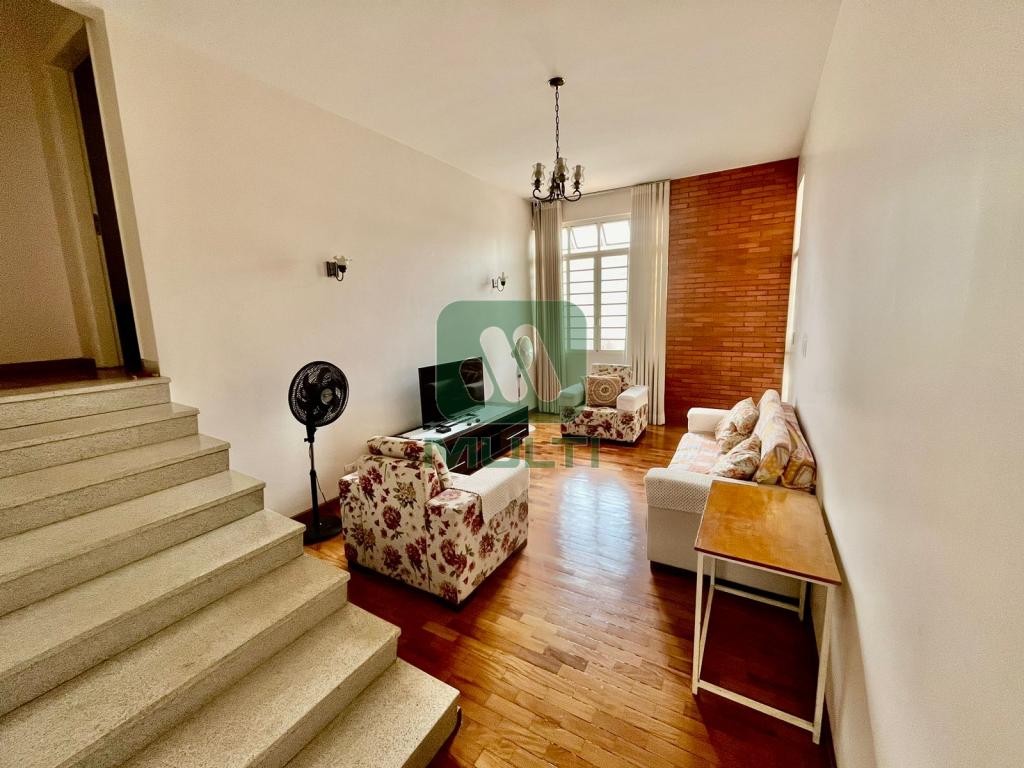 Casa à venda com 3 quartos, 370m² - Foto 1