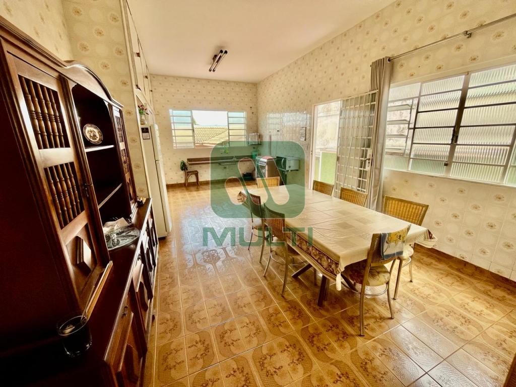 Casa à venda com 3 quartos, 370m² - Foto 4