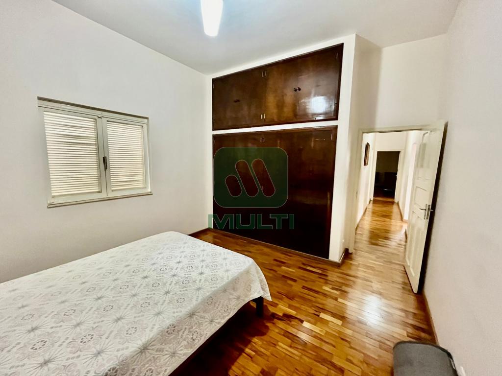 Casa à venda com 3 quartos, 370m² - Foto 9