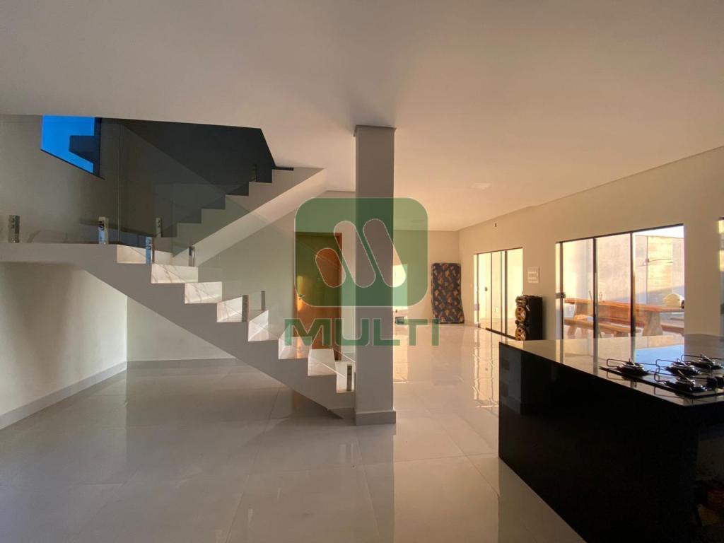 Casa à venda com 4 quartos, 213m² - Foto 3