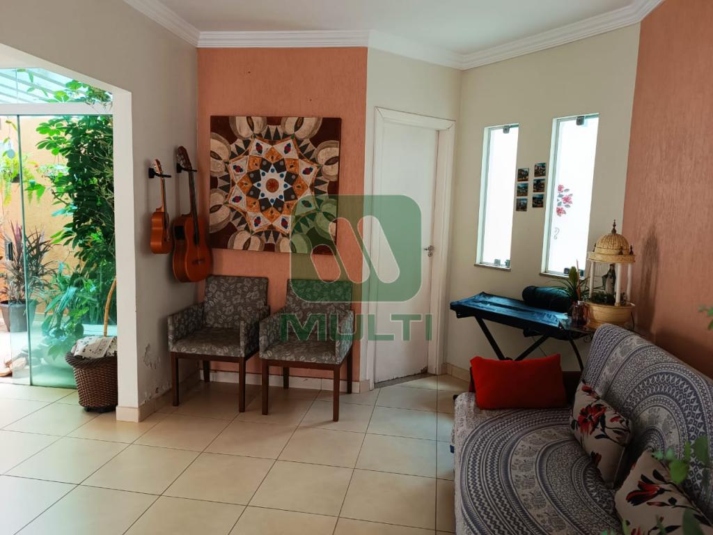 Casa à venda com 3 quartos, 250m² - Foto 1