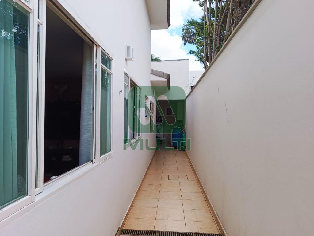 Casa à venda com 3 quartos, 250m² - Foto 2