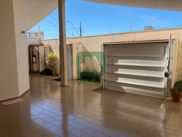 Casa à venda com 3 quartos, 200m² - Foto 4