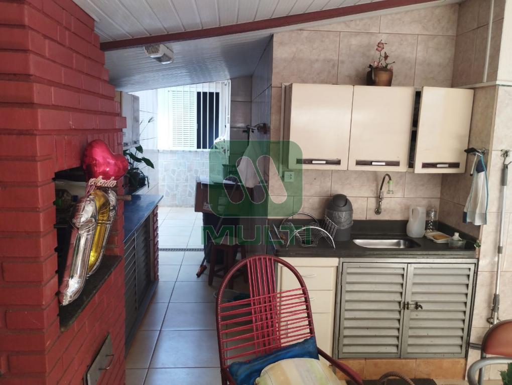 Casa à venda com 3 quartos, 160m² - Foto 1