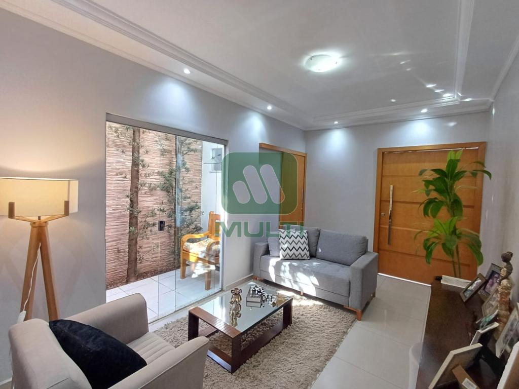 Casa à venda com 3 quartos, 160m² - Foto 1