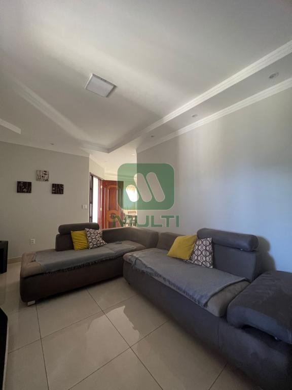 Casa à venda com 3 quartos, 220m² - Foto 2