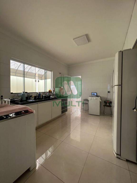 Casa à venda com 3 quartos, 220m² - Foto 7