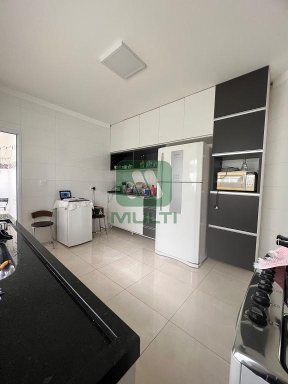 Casa à venda com 3 quartos, 220m² - Foto 8