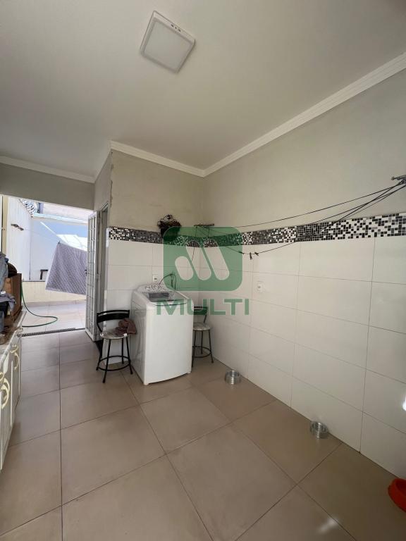 Casa à venda com 3 quartos, 220m² - Foto 9