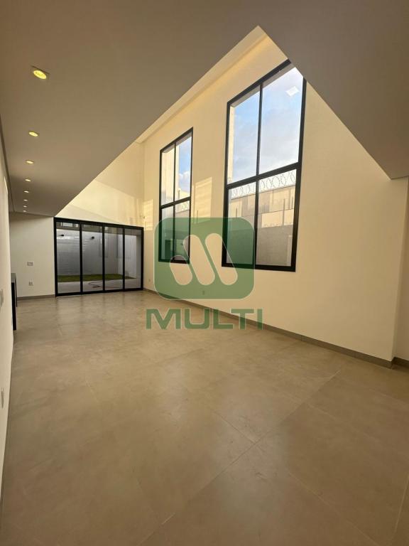 Casa à venda com 3 quartos, 265m² - Foto 1