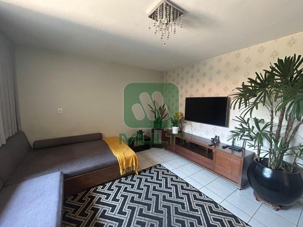 Casa à venda com 3 quartos, 250m² - Foto 1