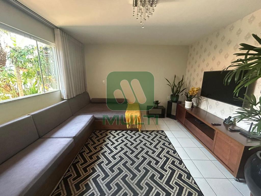 Casa à venda com 3 quartos, 250m² - Foto 2