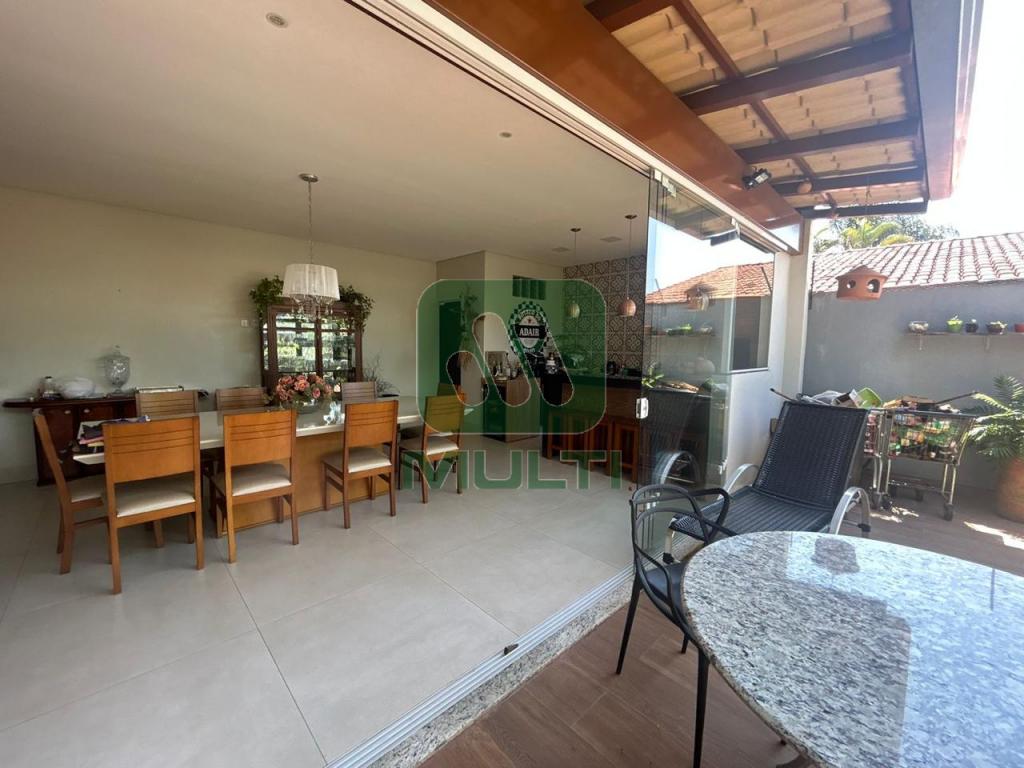 Casa à venda com 3 quartos, 250m² - Foto 7