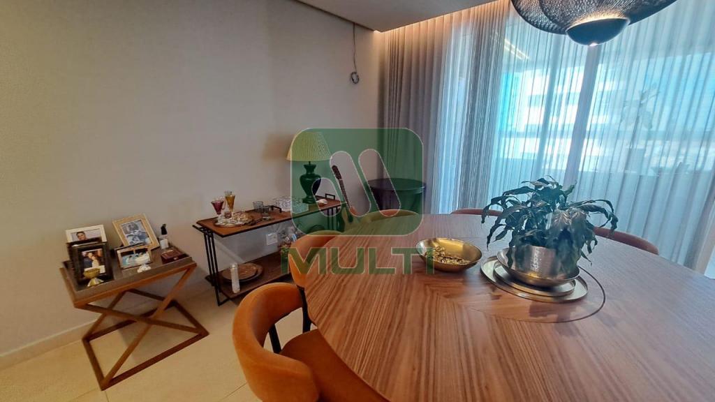 Apartamento à venda com 3 quartos, 198m² - Foto 3