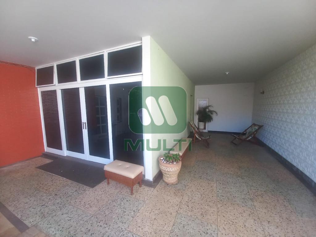 Casa à venda com 3 quartos, 280m² - Foto 2