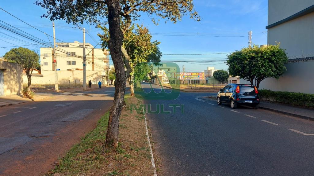 Terreno à venda com 1 quarto, 360m² - Foto 2