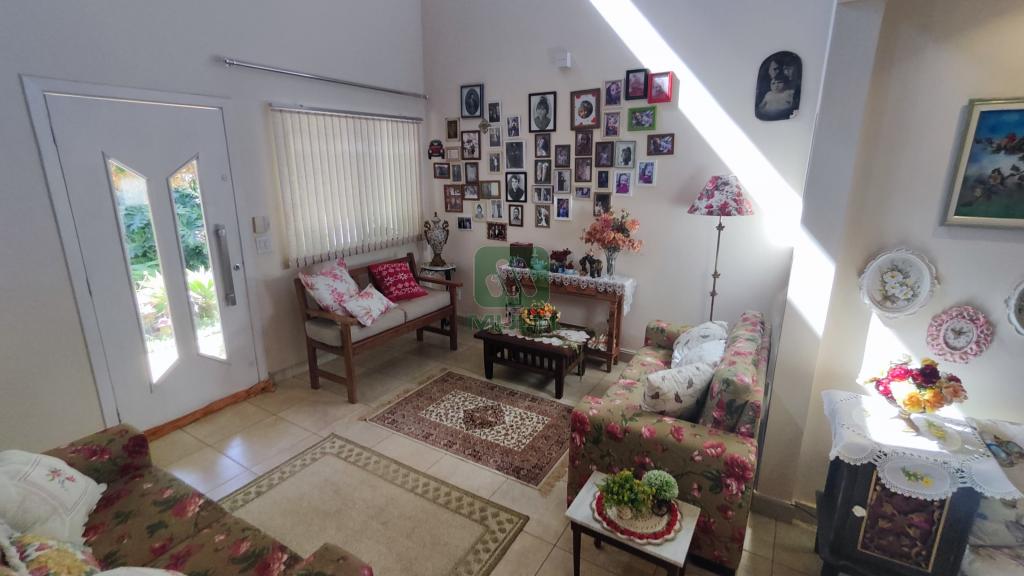 Casa à venda com 3 quartos, 250m² - Foto 2