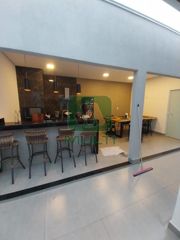 Casa à venda com 3 quartos, 190m² - Foto 1