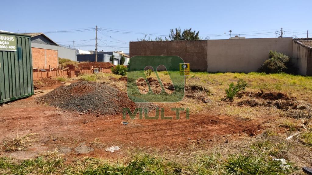 Terreno à venda com 1 quarto, 250m² - Foto 1