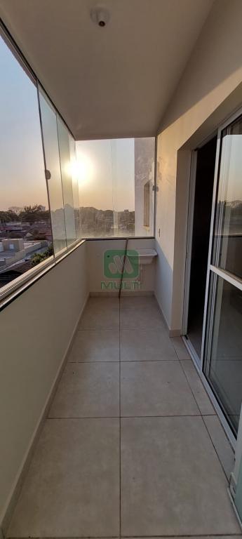 Apartamento à venda com 2 quartos, 70m² - Foto 2