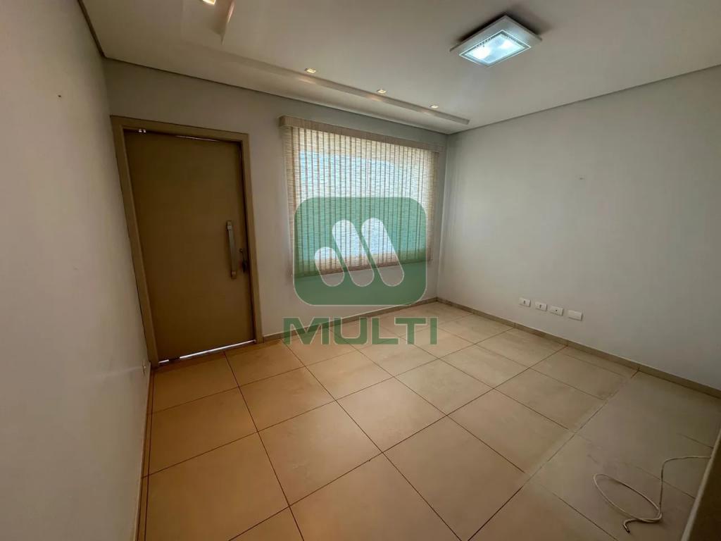 Casa à venda com 3 quartos, 204m² - Foto 1