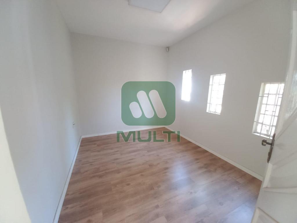 Casa à venda com 3 quartos, 170m² - Foto 2