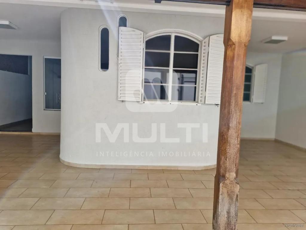 Casa à venda com 4 quartos, 331m² - Foto 1