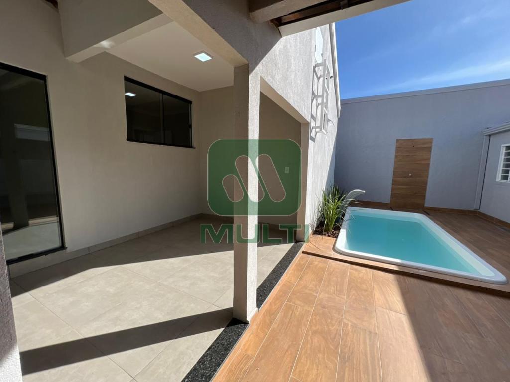 Casa à venda com 3 quartos, 200m² - Foto 1