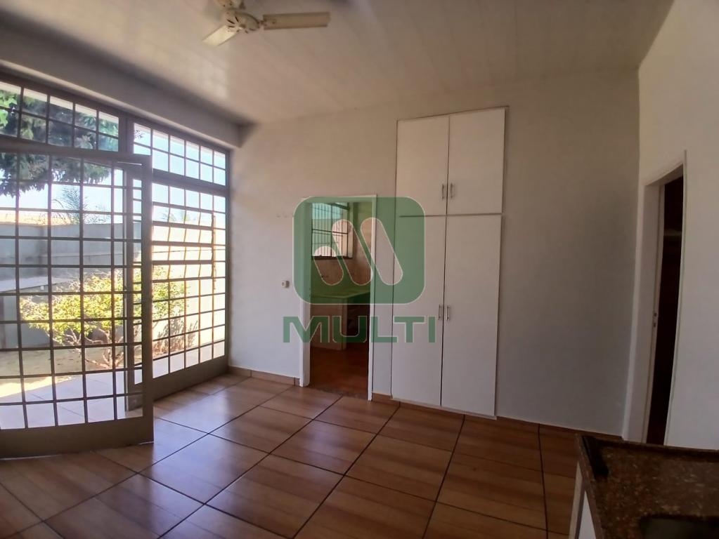 Casa à venda com 4 quartos, 219m² - Foto 2