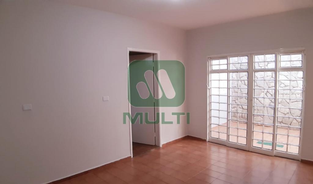 Casa à venda com 4 quartos, 300m² - Foto 2