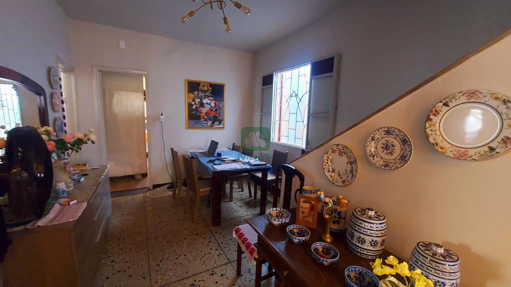 Casa à venda com 8 quartos, 351m² - Foto 2