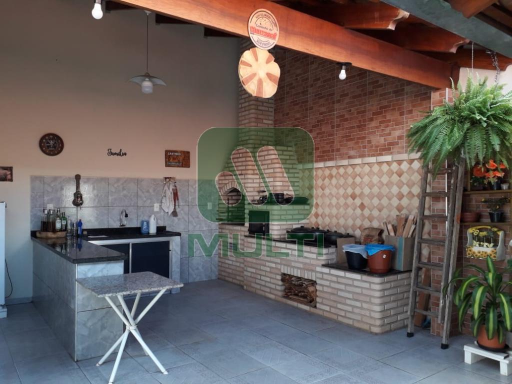 Casa à venda com 4 quartos, 210m² - Foto 1