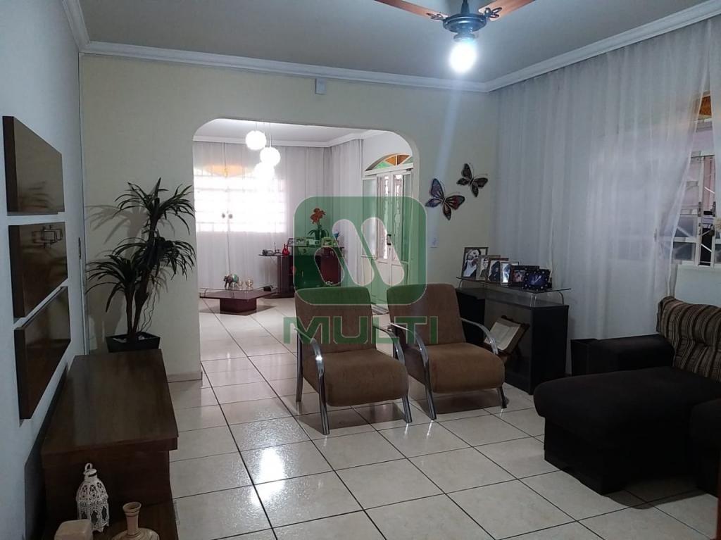 Casa à venda com 4 quartos, 260m² - Foto 1