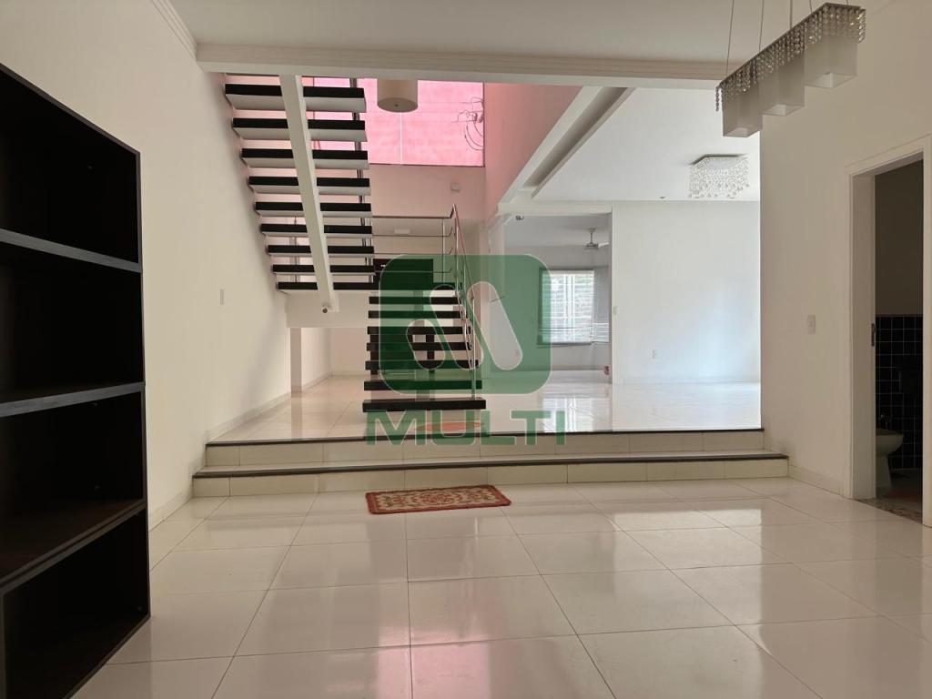 Casa à venda com 4 quartos, 391m² - Foto 2