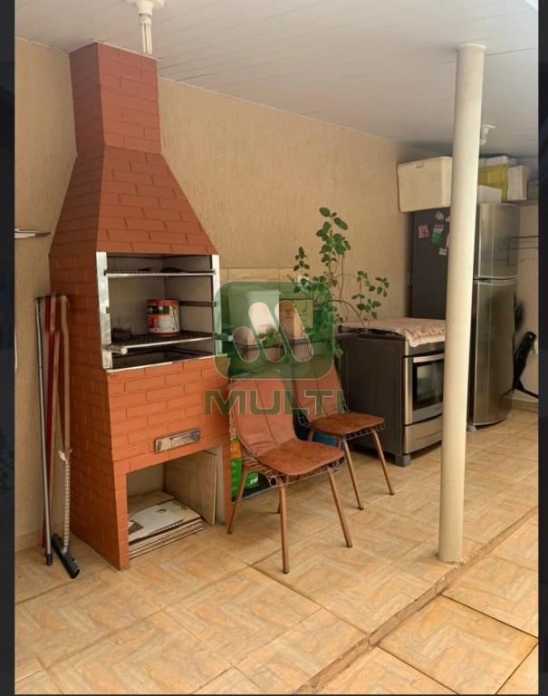 Casa à venda com 3 quartos, 197m² - Foto 1