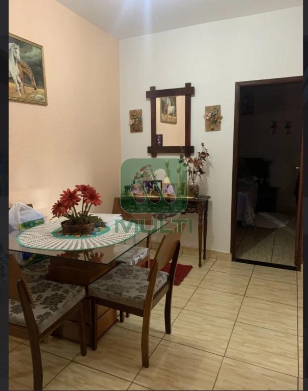 Casa à venda com 3 quartos, 197m² - Foto 2