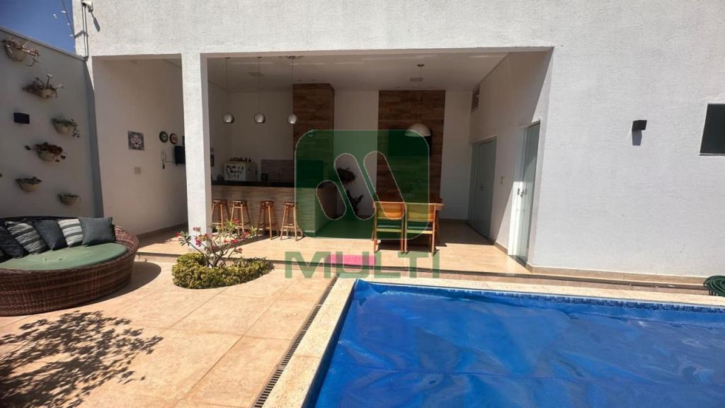 Casa à venda com 3 quartos, 150m² - Foto 1