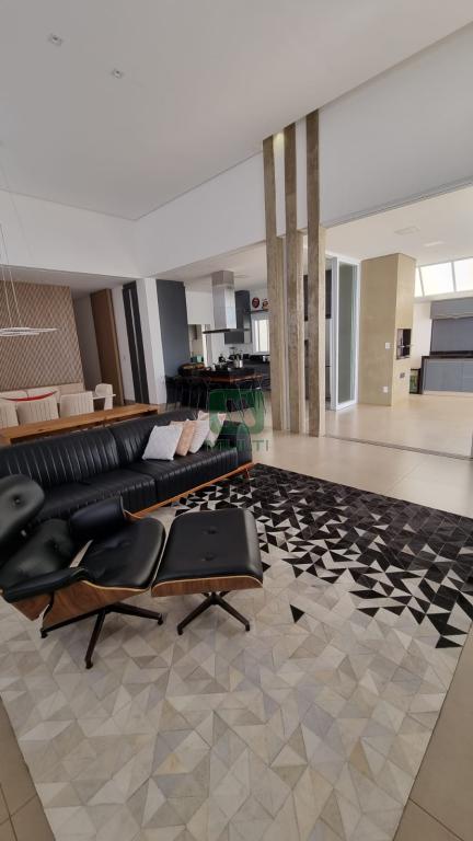 Casa de Condomínio à venda com 3 quartos, 223m² - Foto 2