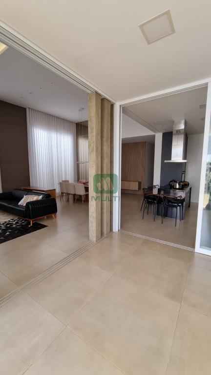 Casa de Condomínio à venda com 3 quartos, 223m² - Foto 3