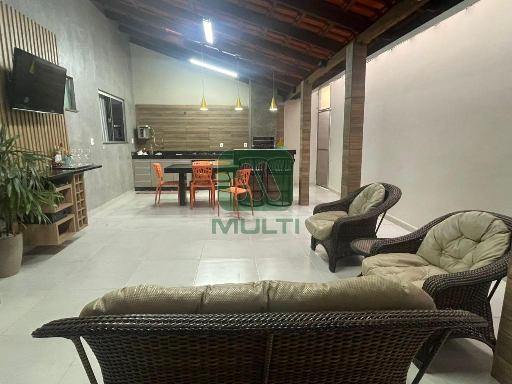 Casa à venda com 6 quartos, 221m² - Foto 1