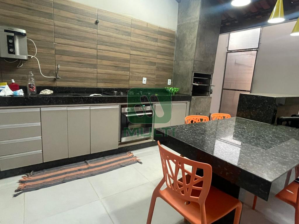 Casa à venda com 6 quartos, 221m² - Foto 2