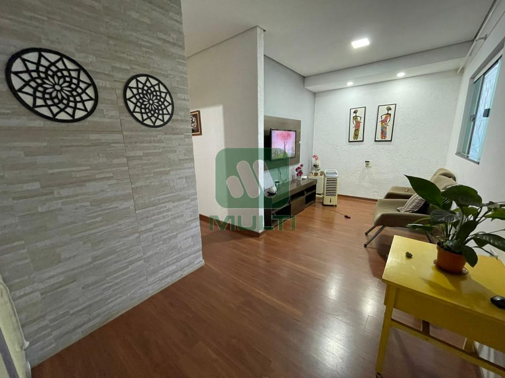 Casa à venda com 2 quartos, 112m² - Foto 1