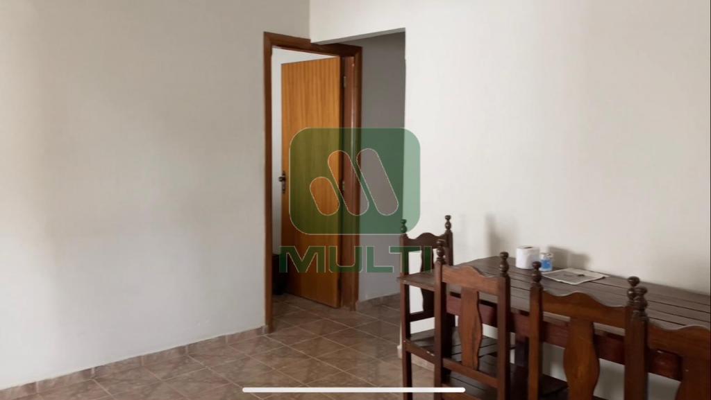 Casa à venda com 4 quartos, 248m² - Foto 1