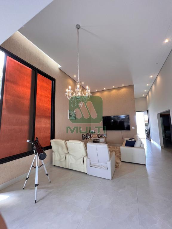 Casa de Condomínio à venda com 3 quartos, 225m² - Foto 2