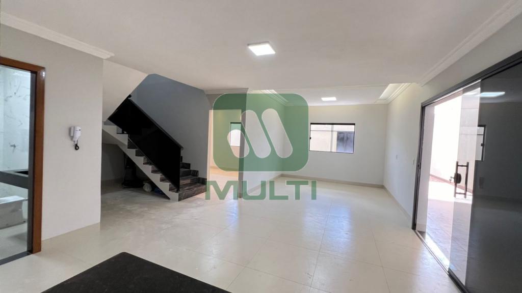 Casa à venda com 4 quartos, 233m² - Foto 1