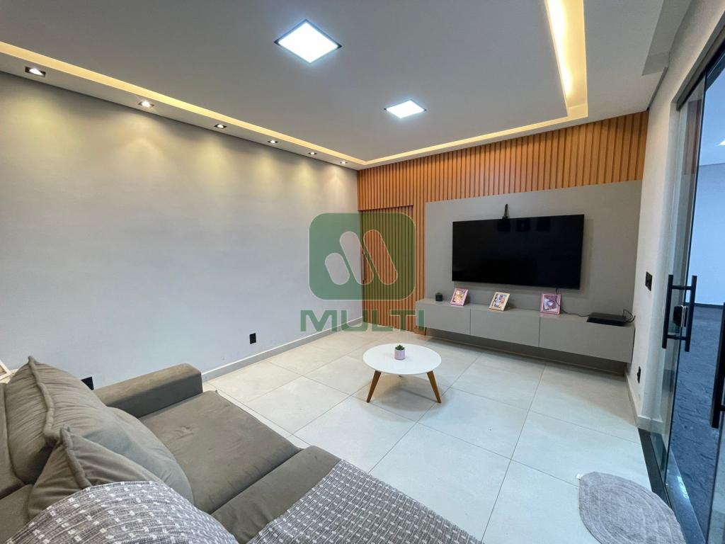 Casa à venda com 3 quartos, 190m² - Foto 1