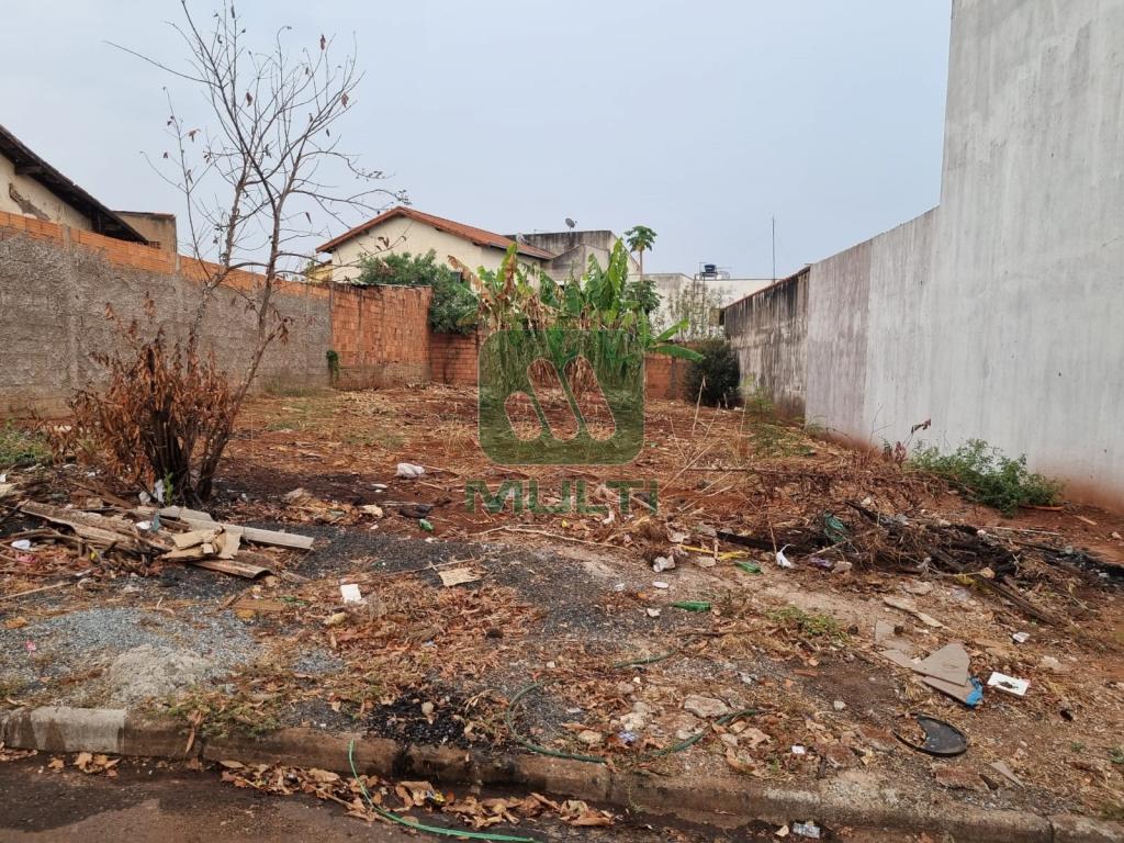 Terreno à venda com 1 quarto, 360m² - Foto 1